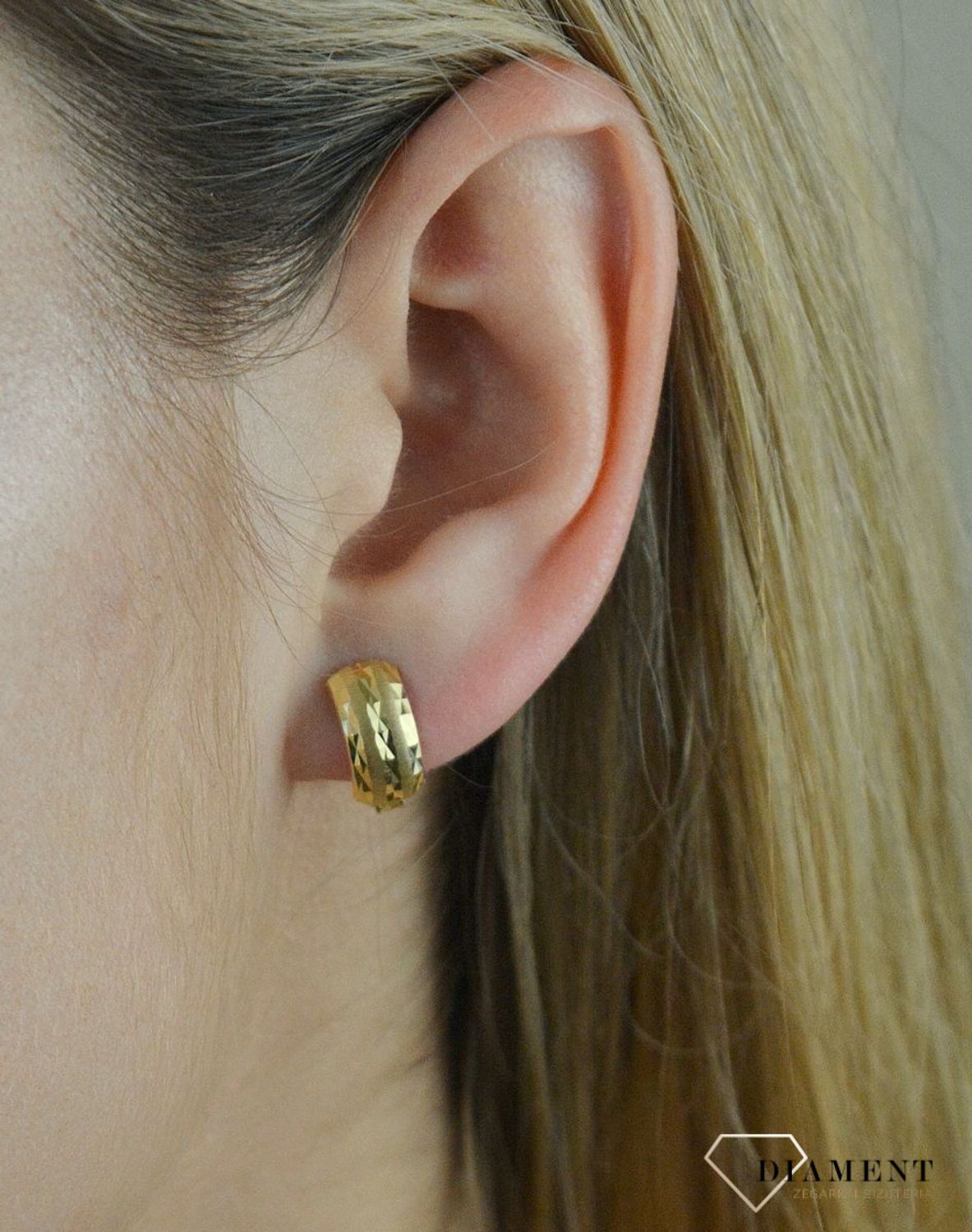 Złote kolczyki grawerowane blaszki pr 585 KL 2786D. Złote kolczyki blaszki. Złote kolczyki damskie. Złote kolczyki grawerowane. Złote kolczyki blaszki da.jpg